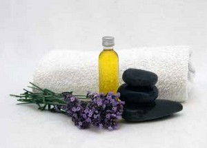 Kräuter, Wärme und Massage: Eine Kombination, die tiefes Wohlbefinden für Körper und Seele erzeugt.